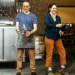 Dan-Jacqueline-Carboniste-opening-bottles